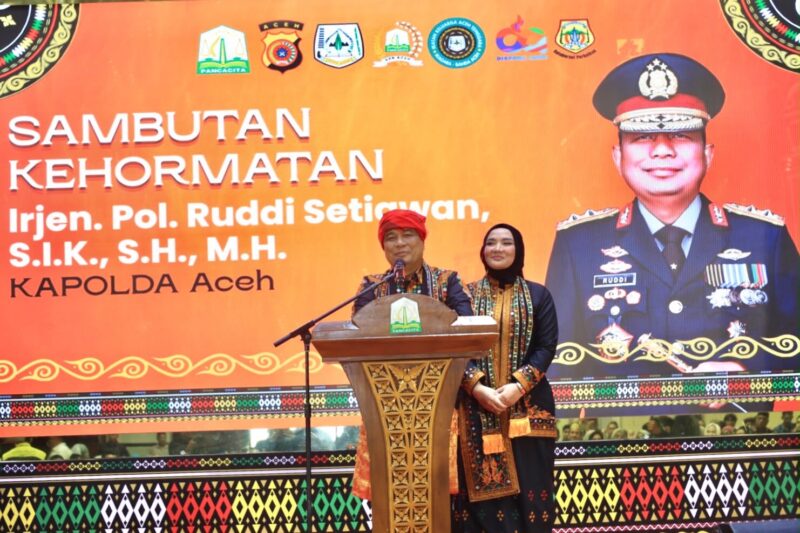 Kapolda Aceh Irjen Pol. Ruddi Setiawan menyampaikan sambutan dalam kegiatan Maulid Nabi Muhammad SAW dan Silaturahmi Akbar IKAGARA di Anjong Mon Mata, Banda Aceh, Sabtu (10/10/2026). Foto: Dok. Istimewa 