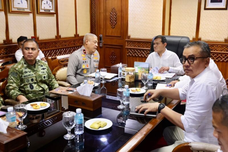 Wakil Gubernur Aceh Fadhlullah (Dek Fadh) mengikuti rapat tindak lanjut hasil rakor penanganan dan pengelolaan daerah aliran sungai secara virtual dari Ruang Rapat Wakil Gubernur Aceh, Jumat (2/10/2026). Foto: Dok. Istimewa 