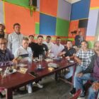 Calon Ketua PWI Aceh, Sayuti Achmad, foto bersama wartawan anggota PWI saat kunjungan silaturahmi ke wilayah Barsela. Foto: Dok. Istimewa