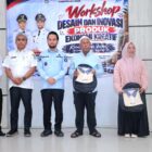 Wakil Bupati Aceh Barat, Said Fadheil, menyerahkan cendera mata kepada peserta pada kegiatan workshop desain dan inovasi produk ekonomi kreatif di Aula Dinas Kelautan dan Perikanan (DKP), Rabu (21/10/2026). Foto: Dok. Istimewa