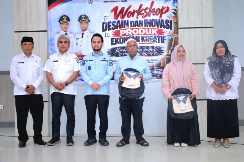 Wakil Bupati Aceh Barat, Said Fadheil, menyerahkan cendera mata kepada peserta pada kegiatan workshop desain dan inovasi produk ekonomi kreatif di Aula Dinas Kelautan dan Perikanan (DKP), Rabu (21/10/2026). Foto: Dok. Istimewa 