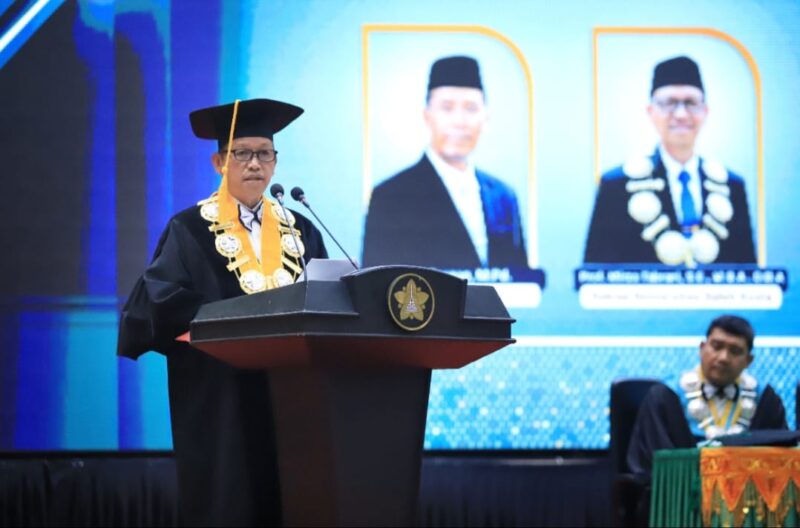 Rektor USK Prof. Mirza Tabrani, S.E., M.B.A., D.B.A., menyampaikan orasi ilmiah pada peringatan Milad ke-65 USK di Gedung AAC Dayan Dawood, Banda Aceh, Senin (12/10/2026). Foto: Dok. Humas USK