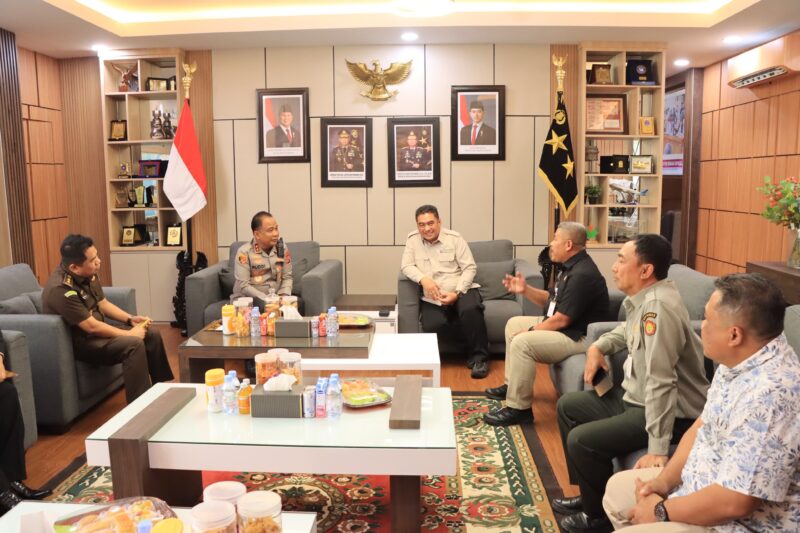 Kapolda Aceh Irjen Pol. Ruddi Setiawan menerima kunjungan silaturahmi Tim Kejaksaan Agung RI di Mapolda Aceh, Banda Aceh, Kamis (1/10/2026). Foto: Dok. Istimewa 