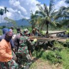 Personel Kodim 0108/Aceh Tenggara bersama pekerja menyiapkan material konstruksi untuk mendukung pembangunan Jembatan Gantung Perintis di Kecamatan Ketambe, Kamis (15/10/2026). Foto: Dok. Istimewa