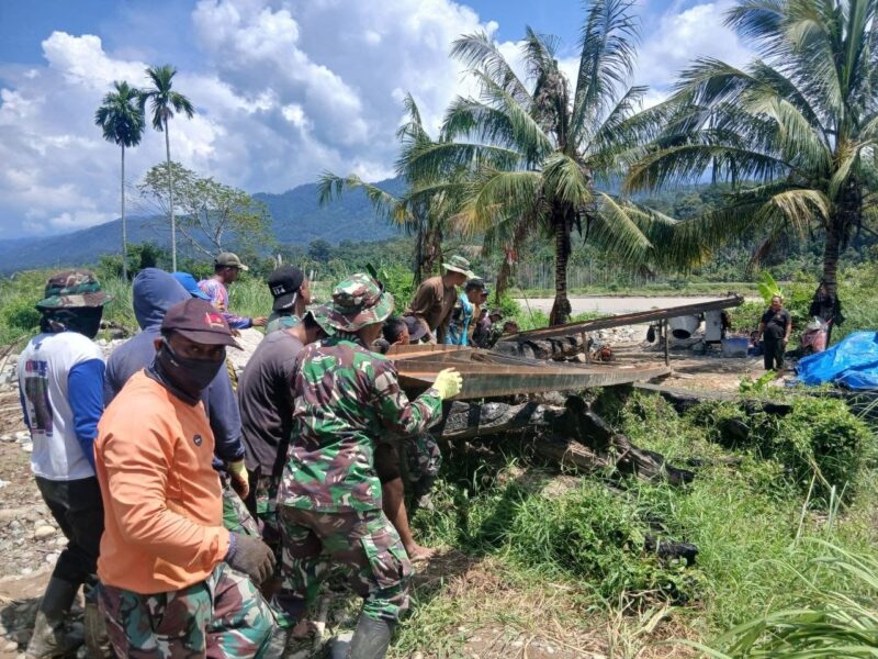 Personel Kodim 0108/Aceh Tenggara bersama pekerja menyiapkan material konstruksi untuk mendukung pembangunan Jembatan Gantung Perintis di Kecamatan Ketambe, Kamis (15/10/2026). Foto: Dok. Istimewa 
