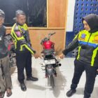 Satlantas Polres Pidie Jaya menertibkan sepeda motor yang menggunakan knalpot brong dalam operasi penertiban di wilayah hukum Polres Pidie Jaya, Rabu dini hari (14/10/2026). Foto: Dok. Istimewa 