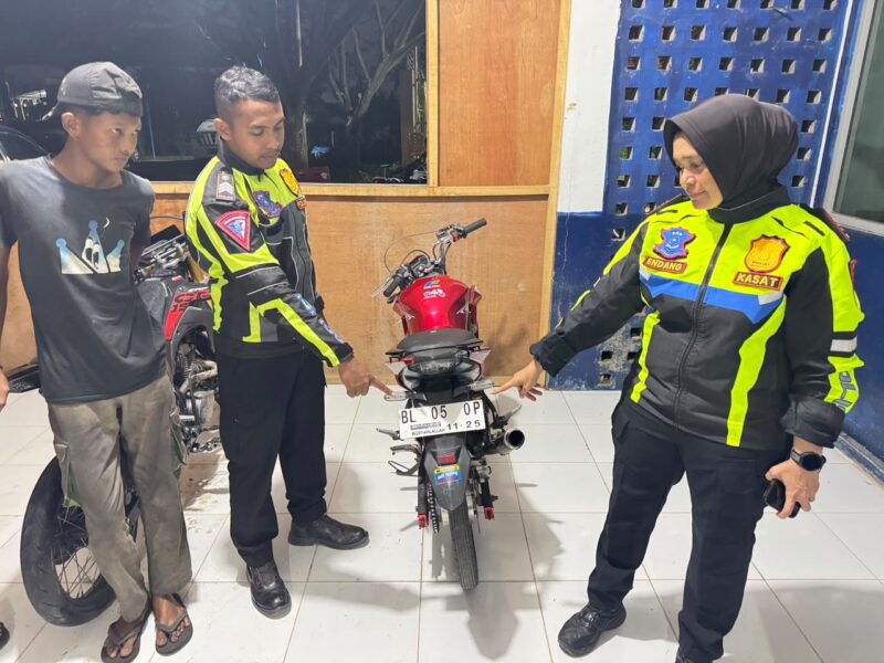 Satlantas Polres Pidie Jaya menertibkan sepeda motor yang menggunakan knalpot brong dalam operasi penertiban di wilayah hukum Polres Pidie Jaya, Rabu dini hari (14/10/2026). Foto: Dok. Istimewa 