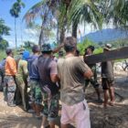 Babinsa, pekerja, dan masyarakat bergotong royong mendukung pembangunan Jembatan Gantung Perintis yang diharapkan mempermudah akses warga Desa Deleng Damar, Kamis (15/10/2026). Foto: Dok. Istimewa