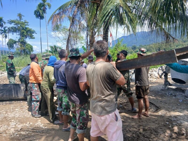 Babinsa, pekerja, dan masyarakat bergotong royong mendukung pembangunan Jembatan Gantung Perintis yang diharapkan mempermudah akses warga Desa Deleng Damar, Kamis (15/10/2026). Foto: Dok. Istimewa 