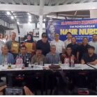 Sejumlah senior dan tokoh pers Aceh, di antaranya Ismail M. Syah, Barlian AW, Bustamam Ali, dan HT Anwar Ibrahim foto bersama dengan Tim Pemenangan Nasir Nurdin seusai konferensi pers di Posko Pemenangan, REX Premium Kopi Peunayong, Banda Aceh, Sabtu, 17 Oktober 2026. Foto: Dok. Tim Pemenangan BNN