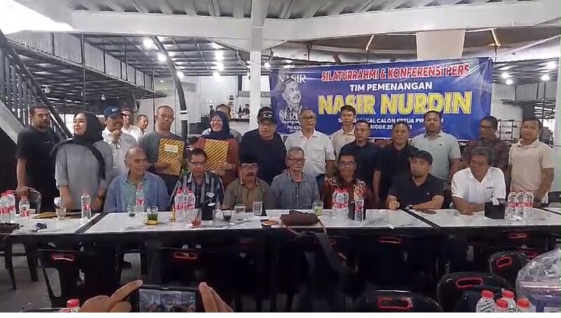 Sejumlah senior dan tokoh pers Aceh, di antaranya Ismail M. Syah, Barlian AW, Bustamam Ali, dan HT Anwar Ibrahim foto bersama dengan Tim Pemenangan Nasir Nurdin seusai konferensi pers di Posko Pemenangan, REX Premium Kopi Peunayong, Banda Aceh, Sabtu, 17 Oktober 2026. Foto: Dok. Tim Pemenangan BNN