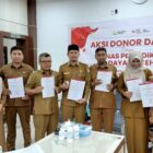 Foto bersama ASN Dinas Pendidikan Dayah Aceh (DPDA), PMI Kota Banda Aceh, dan tim Yakult usai kegiatan donor darah rutin yang berhasil mengumpulkan 35 kantong darah di lobi Kantor DPDA, Banda Aceh, Senin (26/10/2026). Foto: Dok. Istimewa
