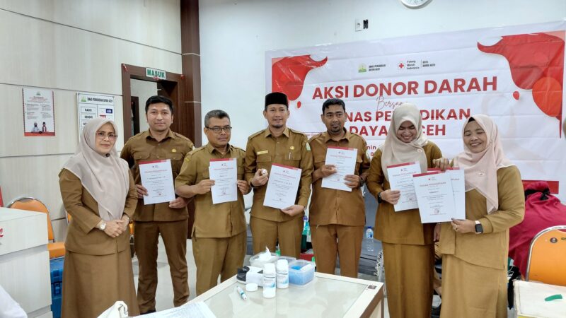 Foto bersama ASN Dinas Pendidikan Dayah Aceh (DPDA), PMI Kota Banda Aceh, dan tim Yakult usai kegiatan donor darah rutin yang berhasil mengumpulkan 35 kantong darah di lobi Kantor DPDA, Banda Aceh, Senin (26/10/2026). Foto: Dok. Istimewa 