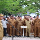 Bupati Pidie Jaya H. Sibral Malasyi, M.A., S.Sos., M.E., memimpin apel gabungan dan menegaskan percepatan pendataan pascabencana serta peningkatan disiplin ASN, Senin (12/10/2026). Foto: Dok. Istimewa 
