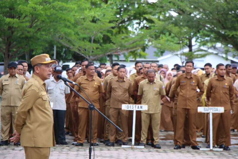 Bupati Pidie Jaya H. Sibral Malasyi, M.A., S.Sos., M.E., memimpin apel gabungan dan menegaskan percepatan pendataan pascabencana serta peningkatan disiplin ASN, Senin (12/10/2026). Foto: Dok. Istimewa 