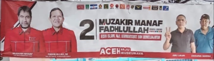 Spanduk bergambar pasangan Muzakir Manaf–Fadhlullah (Mualem–Dek Fadh) bersama Abu Lupie dan Zakaria alias Bang Jeck Jangka, Sabtu (17/10/2026). Foto: Dok. Istimewa 